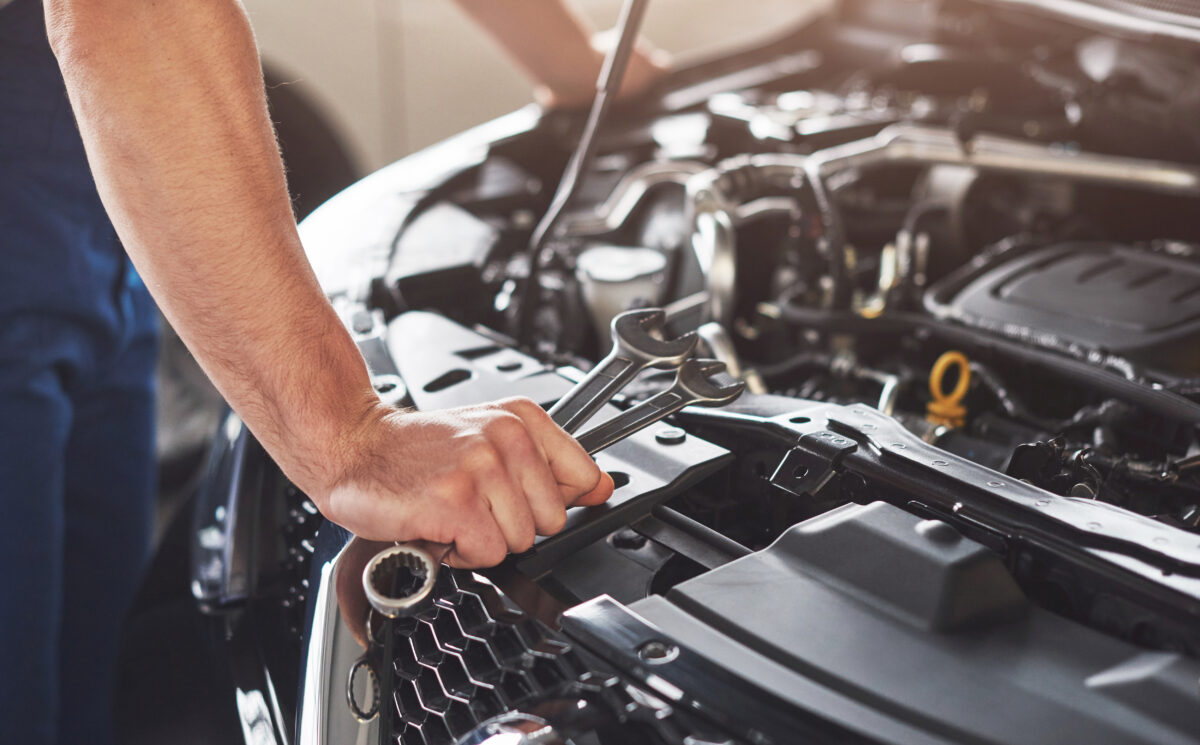 Manutenção no motor de veículo em oficina mecânica